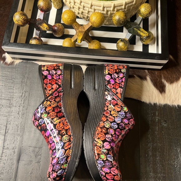 - DANSKO Professional Wildflower Patent Clogs, Women’s 38 dots - Picture 6 of 10